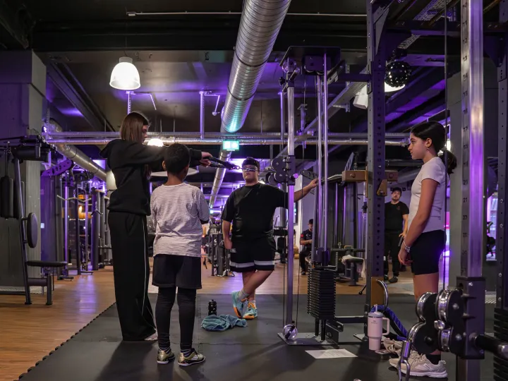 Cardio-Bereich mit Laufbändern im Limitless Studio