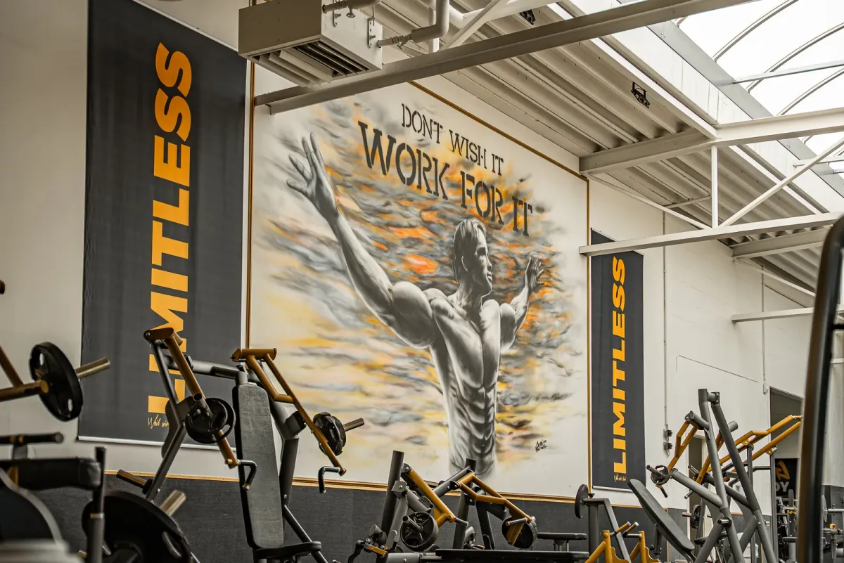 Limitless Trainingsfläche mit „Don't wish it – work for it“ Wandgrafik