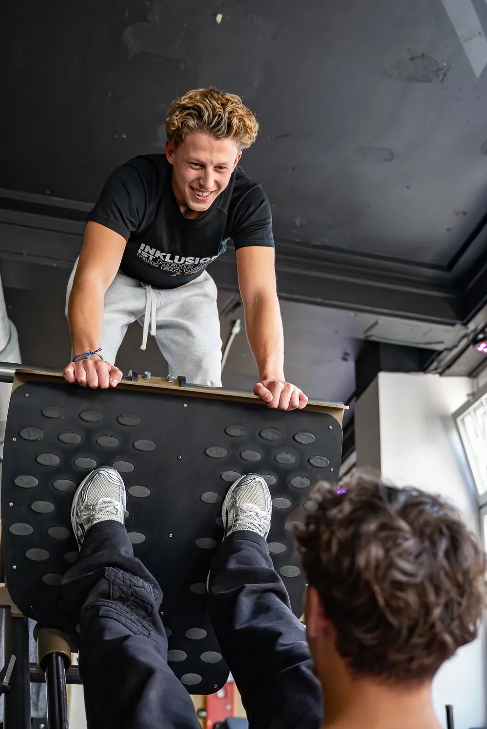 Limitless Trainer betreut einen Azubi an einem Trainingsgerät im Studio