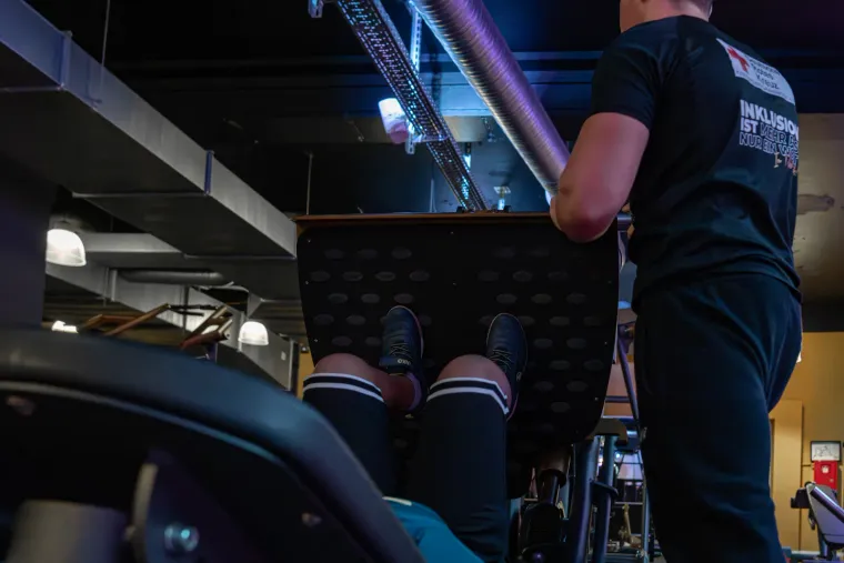 Limitless Trainer sichert einen Azubi beim Training